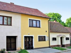 Holiday Home Vinarska by Interhome في Dolní Bojanovice: منزل اصفر وابيض بسقف احمر