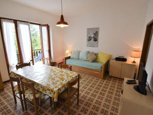 sala de estar con mesa y sofá en Holiday Home Villa Martinelli-3 by Interhome, en Vesta