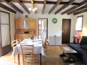 ル・ポルジュにあるHoliday Home Vignas by Interhomeのキッチン、ダイニングルーム(テーブル、椅子付)
