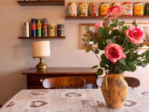グラヴェドーナにあるHoliday Home Alba by Interhomeのテーブルに座ったピンクのバラの花瓶