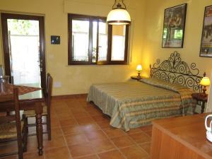 Schlafzimmer mit einem Bett, einem Tisch und Fenstern in der Unterkunft Apartment Villa Elster-6 by Interhome in Collecorvino