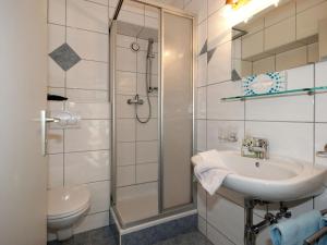 łazienka z umywalką i prysznicem w obiekcie Apartment Falkner-1 by Interhome w mieście Oberlängenfeld +26 zdjęć
