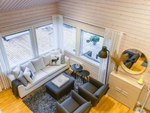 vistas panorámicas a una sala de estar con sofá y sillas en Holiday Home Villa sipilä by Interhome, en Savonranta