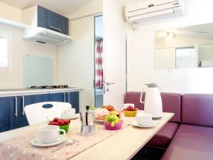 Holiday Home Happy Camp Mobilhome Torre Rinalda by Interhome tesisinde mutfak veya mini mutfak