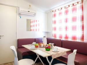 A seating area at Holiday Home Happy Camp Mobilhome Torre Rinalda by Interhome