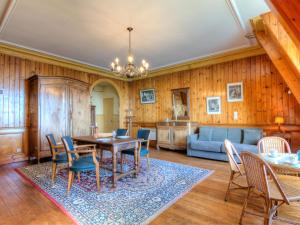 uma sala de jantar com uma mesa e cadeiras e um sofá em Studio La Garde by Interhome em Dinard