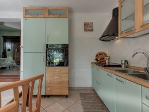 Kuchyňa alebo kuchynka v ubytovaní Apartment Le Sodole - Papavero by Interhome