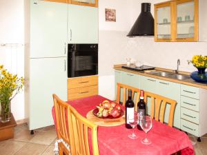 Kuchyňa alebo kuchynka v ubytovaní Apartment Le Sodole - Papavero by Interhome