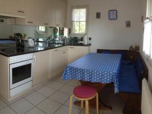 una cocina con mesa y mantel azul. en Apartment Sunnegruess by Interhome en Adelboden