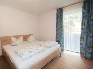 Postel nebo postele na pokoji v ubytování Apartment Alpenrose-2 by Interhome