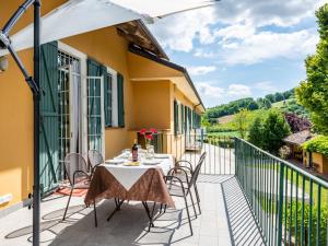 d'une terrasse avec une table et des chaises sur un balcon. dans l'établissement Holiday Home Cascina Virginia-6 by Interhome, à Vigliano d'Asti