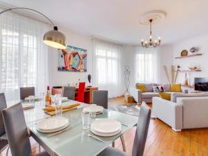 comedor y sala de estar con mesa y sillas en Apartment L'écluse-1 by Interhome, en Dinard