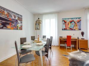 ein Esszimmer mit einem Tisch und Stühlen in der Unterkunft Apartment L'écluse-1 by Interhome in Dinard