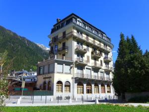 een groot gebouw voor een berg bij Apartment Le Carlton-7 by Interhome in Chamonix-Mont-Blanc