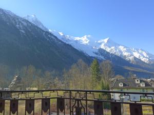 d'un balcon offrant une vue sur une montagne enneigée. dans l'établissement Apartment Le Carlton-7 by Interhome, à Chamonix-Mont-Blanc