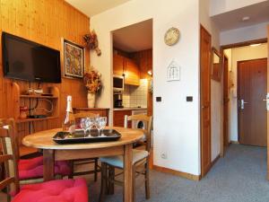 une cuisine et une salle à manger avec une table et des chaises dans l'établissement Apartment Le Carlton-7 by Interhome, à Chamonix-Mont-Blanc 16 autres photos