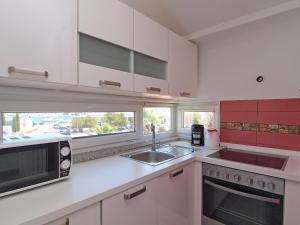 Kitchen o kitchenette sa Apartment Marko by Interhome