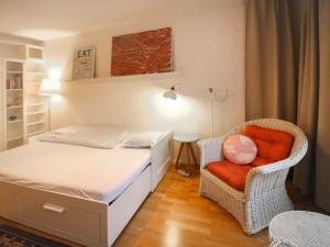 ウィーンにあるStudio Auersperg by Interhomeの小さなベッドルーム(ベッド1台、椅子付)