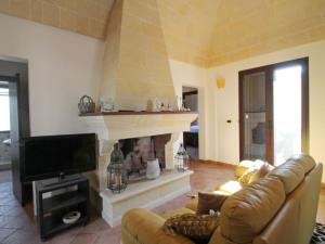 - un salon avec un canapé et une cheminée dans l'établissement Villa Alberto by Interhome, à Marina di Lizzano