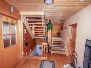 Chalet Willegger by Interhome في هوتشريندل: غرفة مع درج في منزل صغير