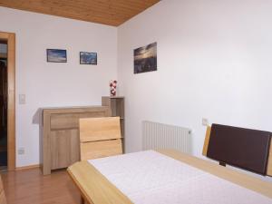 sypialnia z łóżkiem i biurkiem w obiekcie Apartment Quadratsch by Interhome w mieście Pians
