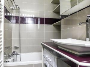 Phòng tắm tại Apartment Blanc Neige by Interhome