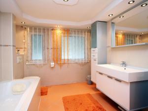 Koupelna v ubytování Holiday Home Dialer by Interhome