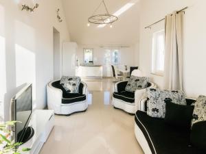 Televízia a/alebo spoločenská miestnosť v ubytovaní Apartment Villa 2 Pools-5 by Interhome