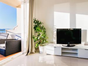 Televízia a/alebo spoločenská miestnosť v ubytovaní Apartment Villa 2 Pools-5 by Interhome