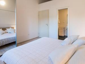 Posteľ alebo postele v izbe v ubytovaní Apartment Villa 2 Pools-5 by Interhome
