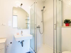 Kúpeľňa v ubytovaní Apartment Villa 2 Pools-5 by Interhome