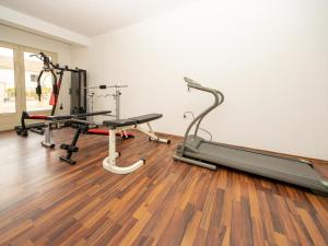 Posilňovňa alebo fitness centrum v ubytovaní Apartment Villa 2 Pools-5 by Interhome