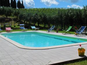 una piscina con sillas y una mesa en Apartment Conte Francesco II-5 by Interhome, en Certaldo