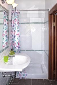 Kúpeľňa v ubytovaní Apartment Le Sodole - Petunia by Interhome