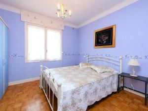 カンヌにあるApartment Le Minerve by Interhomeの青いベッドルーム(ベッド1台、窓付)