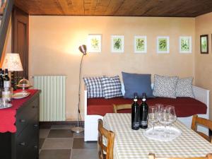 una habitación con una mesa con copas de vino. en Studio General Massena - NAZ109 by Interhome, en Bene Vagienna