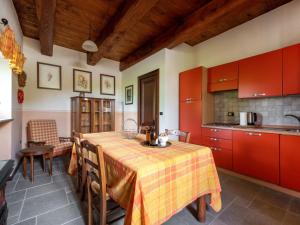cocina con mesa y armarios rojos en Holiday Home General Massena - NAZ110 by Interhome, en Bene Vagienna