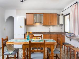 Kuchyňa alebo kuchynka v ubytovaní Holiday Home El Zapo by Interhome + 17 fotografií