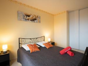 ビダールにあるApartment Villa Morenaのベッドルーム1室(枕2つ付)
