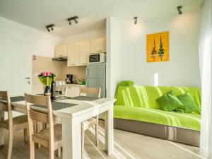 een woonkamer met een tafel en een groene bank bij Holiday Home Dario by Interhome in Novigrad Istria
