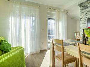 una cucina e una sala da pranzo con tavolo e sedie di Holiday Home Dario by Interhome a Novigrad Istria Altre 17 foto