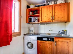 サン・ジェルヴェ・レ・バンにあるApartment Les erables by Interhomeのキッチン(洗濯機、赤いカーテン付)