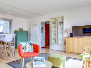 迪納爾的住宿－Apartment Ker Enclos-1 by Interhome，一间带红色椅子的客厅和一间厨房