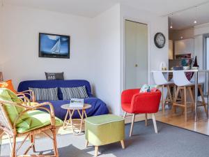 迪納爾的住宿－Apartment Ker Enclos-1 by Interhome，客厅配有蓝色的沙发和椅子
