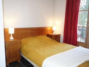 サン・ジェルヴェ・レ・バンにあるApartment Les erables by Interhomeのベッドルーム1室(ベッド1台、ナイトスタンドのランプ2つ付)