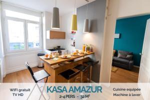 een keuken met een eiland in het midden van een kamer bij KASA AMAZUR - Centre ville & Cosy in Saint-Étienne