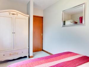 サンヴァイルプスグィンガスにあるHoliday Home Hyfrydle by Interhomeのベッドルーム1室(ベッド1台、ドレッサー付)