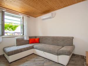 - un canapé dans une pièce avec fenêtre dans l'établissement Holiday Home Snježana by Interhome, à Ražanj