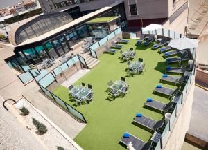 una vista sul soffitto di un ristorante con tavoli e sedie di Gran Hotel Luna de Granada a Granada