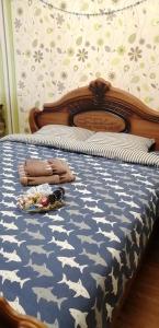 un letto con piumone blu e bianco di Сomfort&Servis Apartment on Mira of Yuzhny a Yuzhne